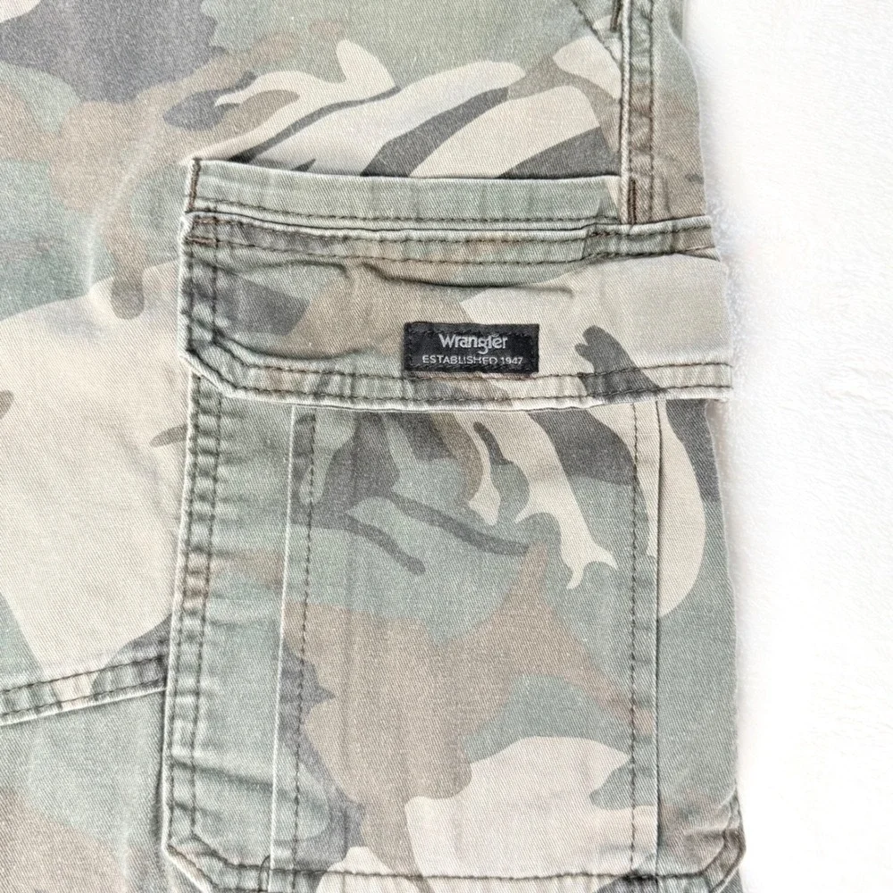 Wrangler Relaxed‎ Fit Camo Cargo Shorts Men's 36 Green Y2K Utility 10in